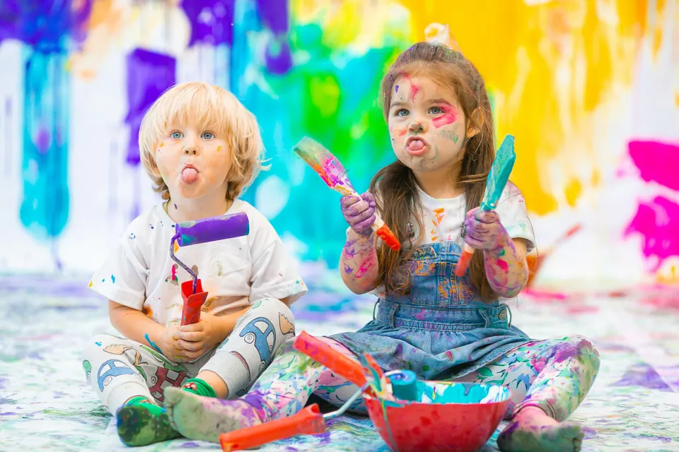 Дети с кистями и валиками на празднике Kids Point